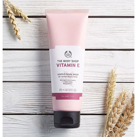 New! The Body Shop Vitamin E gentle facial wash / cleanser / face wash - Picture 2 of 3